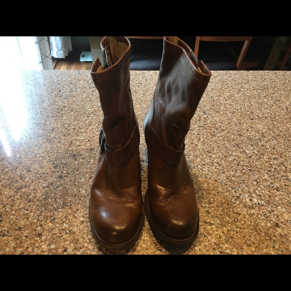 Brown Frye leather boots/booties 8